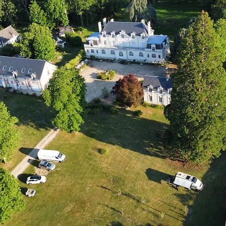 Emplacement Bucolique De Camping Dans Le Parc Du Chateau - Attention Tente Et Materiels Non Fournis Et Sans Possibilite De Faire Courir Une Rallonge Pour Se Raccorder A L'Electricite ブレン・シュル・アロンヌ エクステリア 写真