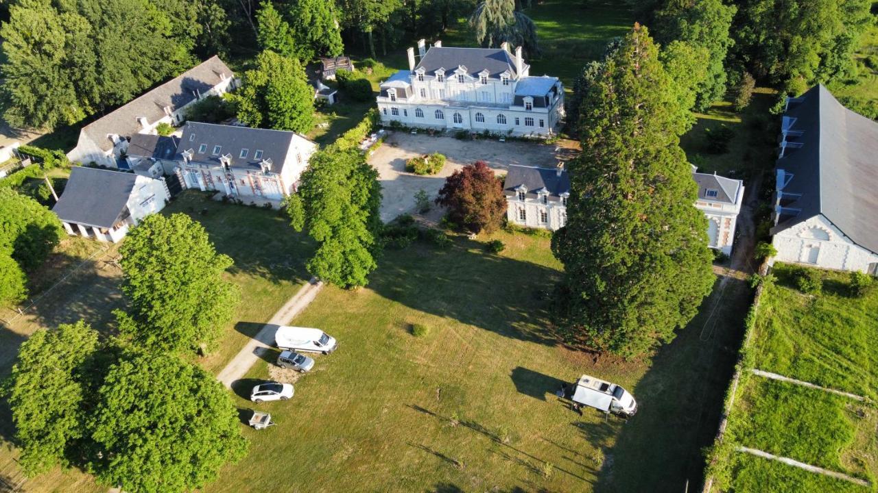 Emplacement Bucolique De Camping Dans Le Parc Du Chateau - Attention Tente Et Materiels Non Fournis Et Sans Possibilite De Faire Courir Une Rallonge Pour Se Raccorder A L'Electricite ブレン・シュル・アロンヌ エクステリア 写真